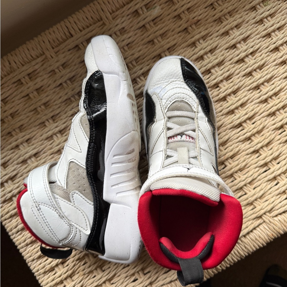 Youth Size 2.5 Nike Air Jordan Jumpman Two Tray White/Black/Red Size